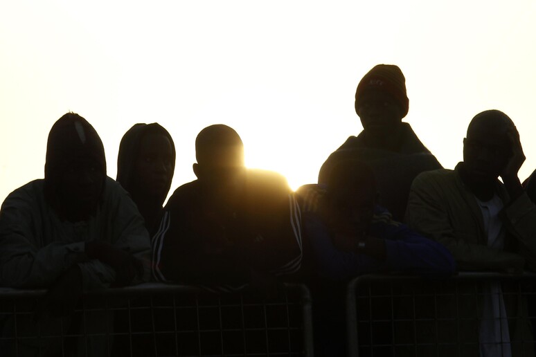 Un gruppo di immigrati a Messina © ANSA/AP