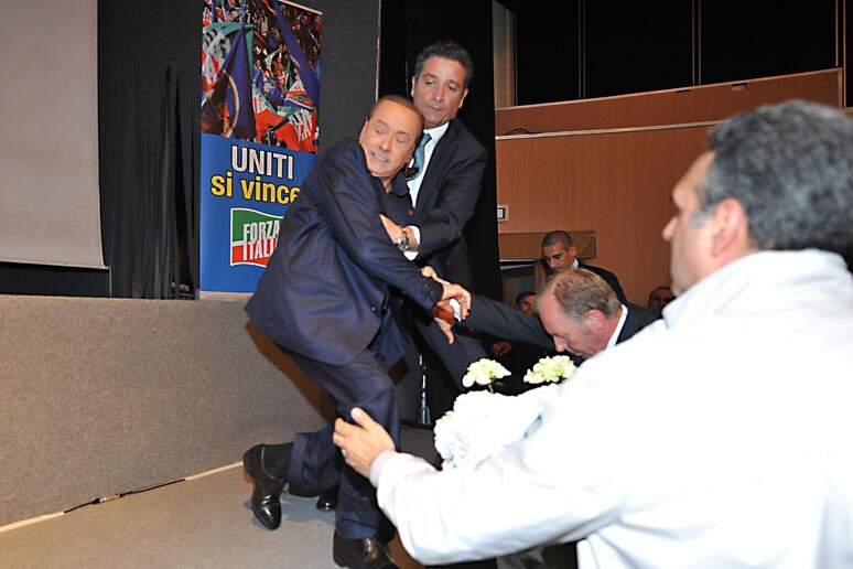 Berlusconi cade sul palco durante comizio,  'colpa sinistra ' - RIPRODUZIONE RISERVATA