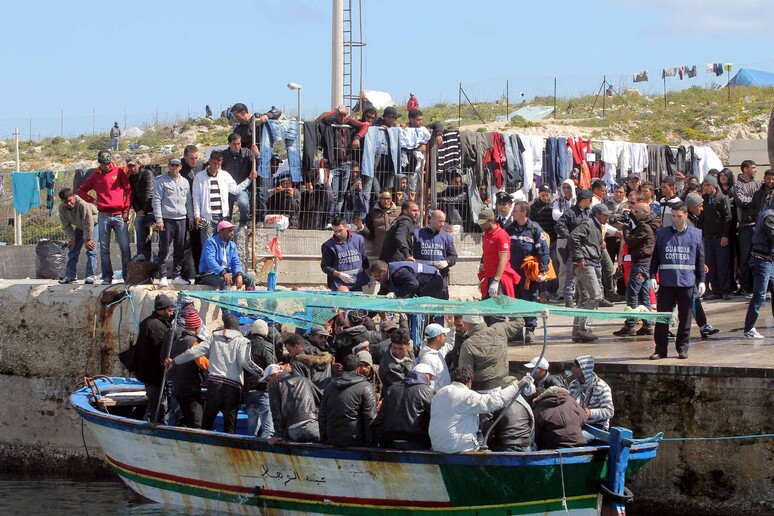 L 'arrivo di un barcone con 57 immigrati all 'isola di Lampedusa in una foto di archivio - RIPRODUZIONE RISERVATA