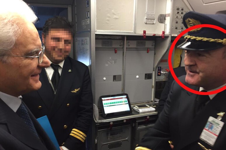 Nella foto pubblicata sull 'account Twitter di Alitalia il 14 febbraio 2015, il comandante Maurizio Foglietti (a destra nel cerchio rosso) saluta il presidente della Repubblica Sergio Mattarella in partenza per Palermo. - RIPRODUZIONE RISERVATA