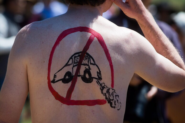 Tutti nudi in bici contro le auto: è il World Naked Bike Ride © ANSA/AP