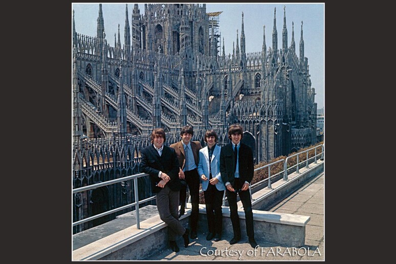 I Beatles in posa sulla terrazza dell 'hotel Duomo a Milano (foto di Farabola) - RIPRODUZIONE RISERVATA