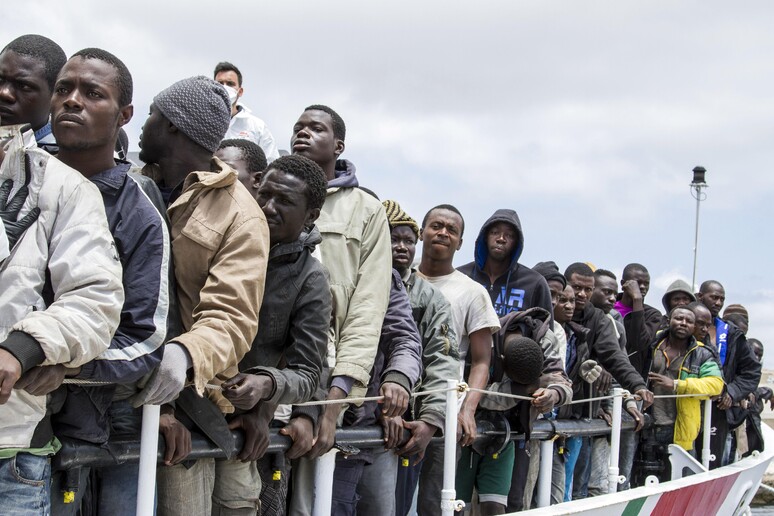 Migranti in attesa di sbarcare sulle coste italiane in una foto d 'archivio © ANSA/AP