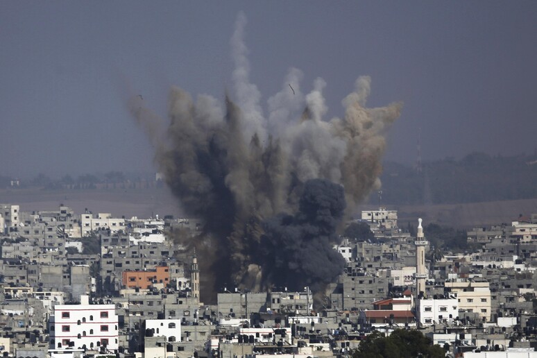 Un raid aereo su Gaza © ANSA/AP