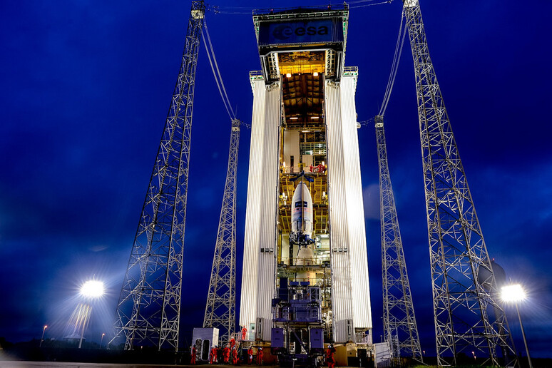Il satellite Sentinel 2 pronto al lancio a bordo di Vega nella base europea di Kourou (fonte: ESA–M. Pedoussaut) - RIPRODUZIONE RISERVATA