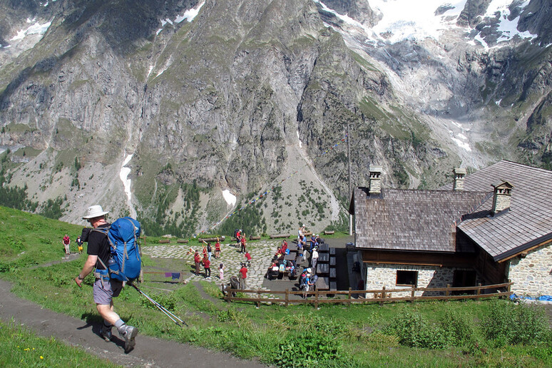 Passeggiando in Valle d 'Aosta, tra parchi e rifugi - RIPRODUZIONE RISERVATA