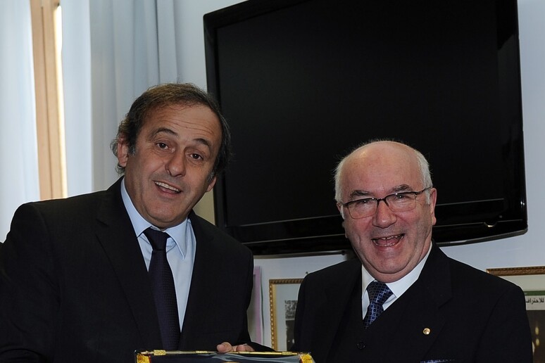 Il presidente Uefa Michel Platini dona il Gagliardetto al Presidente della Lega Nazionale Dilettanti Carlo Tavecchio 24 gennaio 2011 a Roma - RIPRODUZIONE RISERVATA