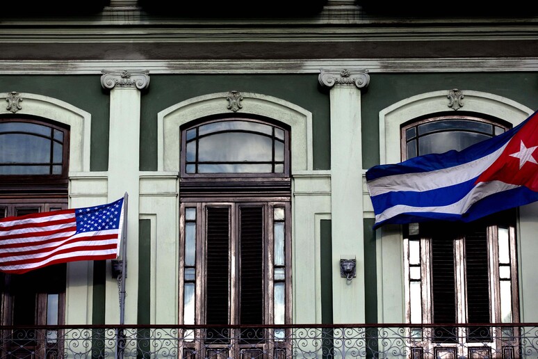 Bandiere cubana e americana all 'Avana © ANSA/AP