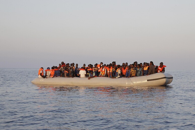 Migranti, foto d 'archivio - RIPRODUZIONE RISERVATA
