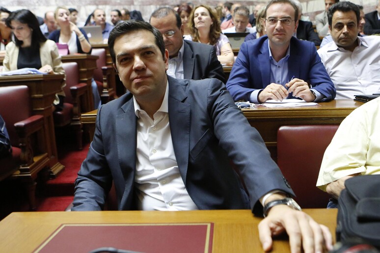 Tsipras a deputati Syriza:  'Se qualcuno ha una soluzione alternativa, me la dica ' © ANSA/AP