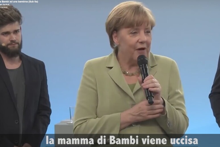 Un frame del video  'Merkel spiega Bambi ad una bambina ', la parodia su Angela Merkel - RIPRODUZIONE RISERVATA