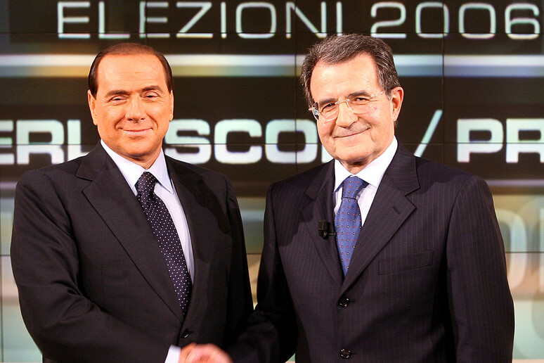 L 'allora presidente del Consiglio Silvio Berlusconi e il leader dell 'Unione Romano Prodi in un 'immagine d 'archivio del 14 marzo 2006 - RIPRODUZIONE RISERVATA