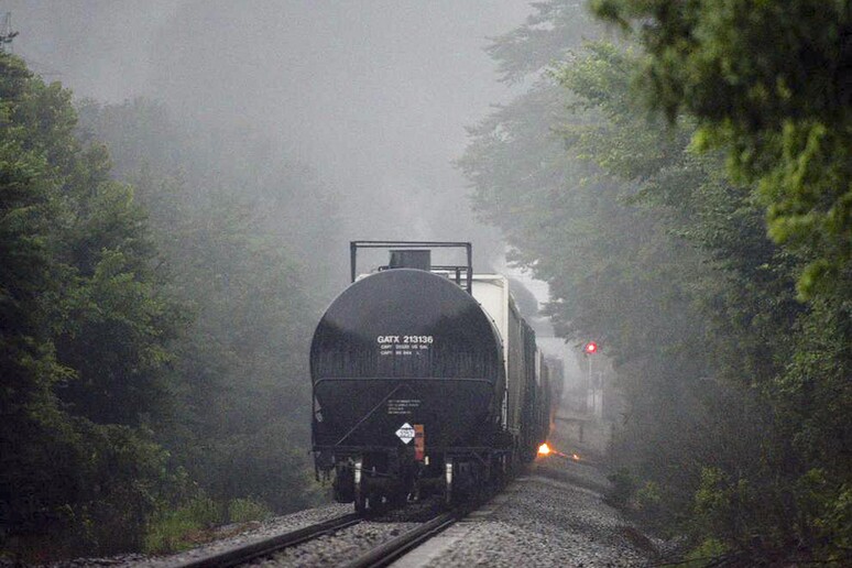 Usa: treno con sostanze tossiche deraglia e s 'incendia © ANSA/AP