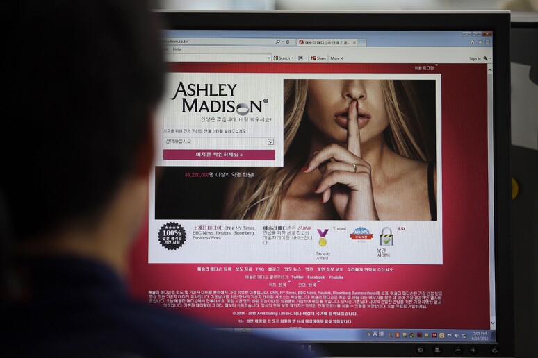 Ashley Madison sotto tiro hacker, colpito il sito dei coniugi infedeli © ANSA/AP