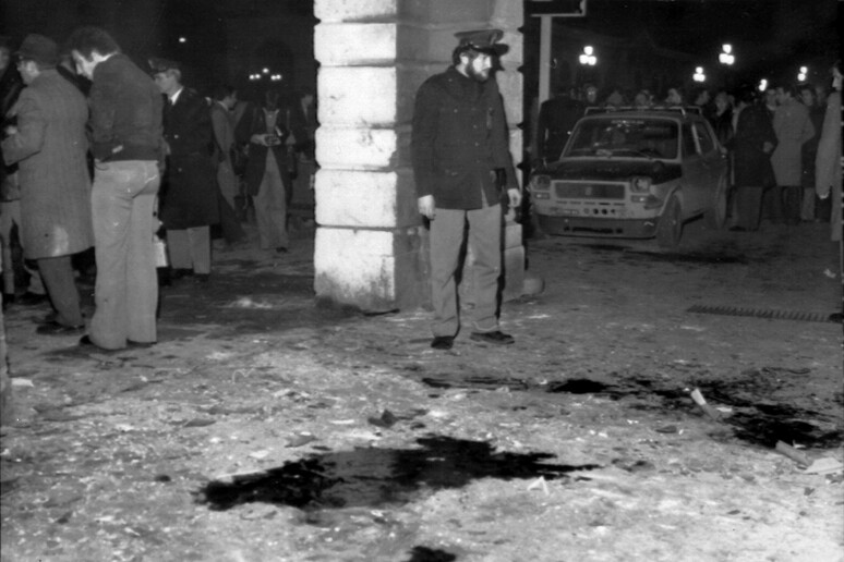 Piazza della Loggia a Brescia dopo l 'attentato del 28 maggio 1974 - RIPRODUZIONE RISERVATA