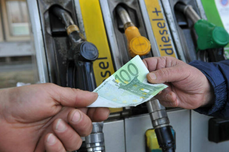 Consumatori, prezzo benzina troppo alto - RIPRODUZIONE RISERVATA