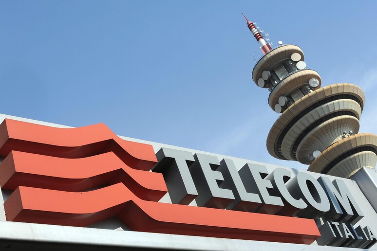 La torre Telecom di Rozzano (Milano) in un 'immagine d 'archivio © ANSA/EPA
