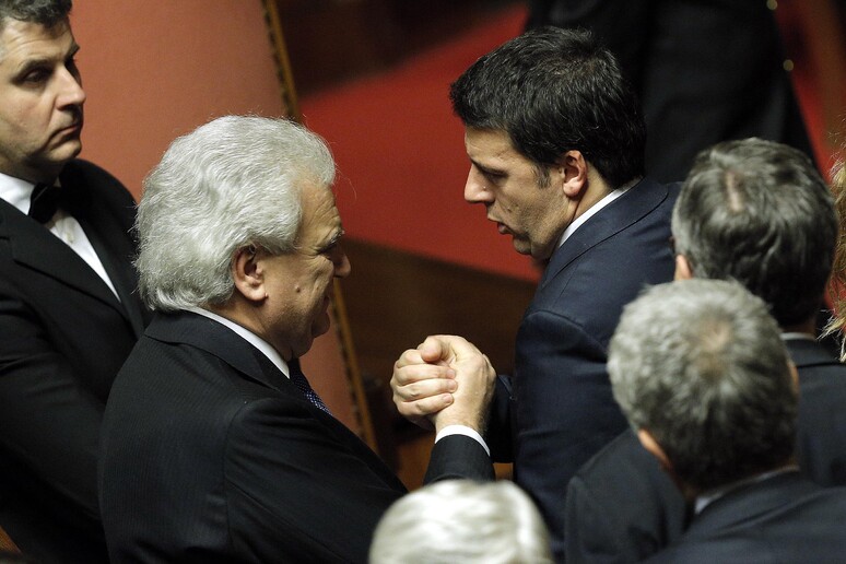 Denis Verdini stringe la mano a Matteo Renzi in una foto d 'archivio - RIPRODUZIONE RISERVATA
