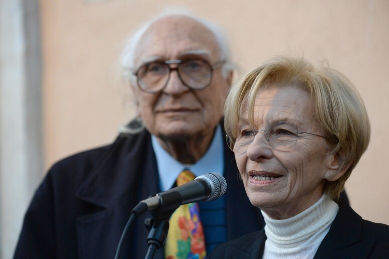 Marco Pannella ed Emma Bonino in una foto d 'archivio - RIPRODUZIONE RISERVATA