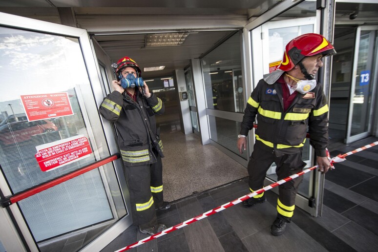 Vigili del fuoco al lavoro dopo l 'incendio scoppiato all 'aeroporto di Fiumicino, 7 maggio 2015 - RIPRODUZIONE RISERVATA