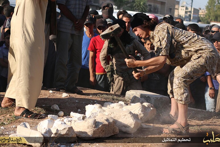 Le immagini delle distruzioni delle presunte statue di Palmira © ANSA/AP