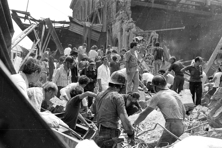 Il recupero delle salme della strage di Bologna del 2 agosto 1980, in una foto d 'archivio - RIPRODUZIONE RISERVATA