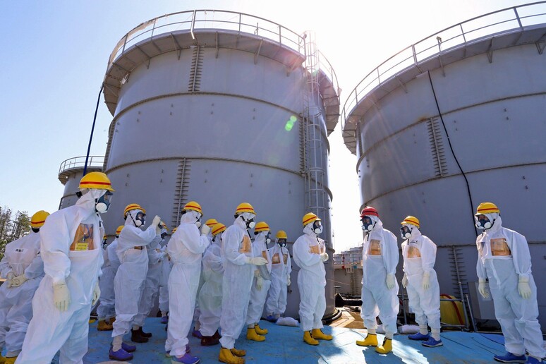 Il primo ministro Shinzo Abe (3/o da destra) visita l 'impianto di Okuma, nella prefettura d Fukushima, il 19 settembre 2013 - RIPRODUZIONE RISERVATA