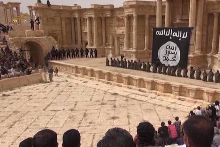 Un frame tratto da un video del 2015 diffuso dall 'Isis, che mostra l 'esecuzione di 25 uomini nell 'anfiteatro di Palrmira -     RIPRODUZIONE RISERVATA