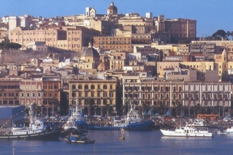 Cagliari e colle vista dal mare - RIPRODUZIONE RISERVATA