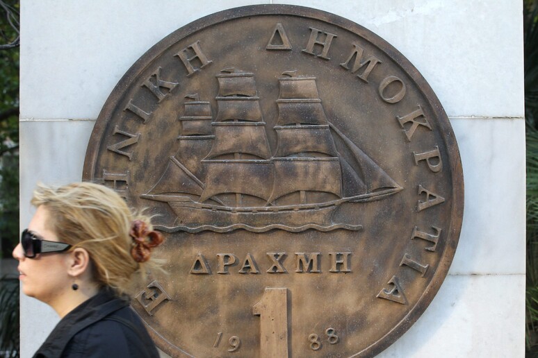 Un monumento che raffigura la vecchia moneta greca - RIPRODUZIONE RISERVATA