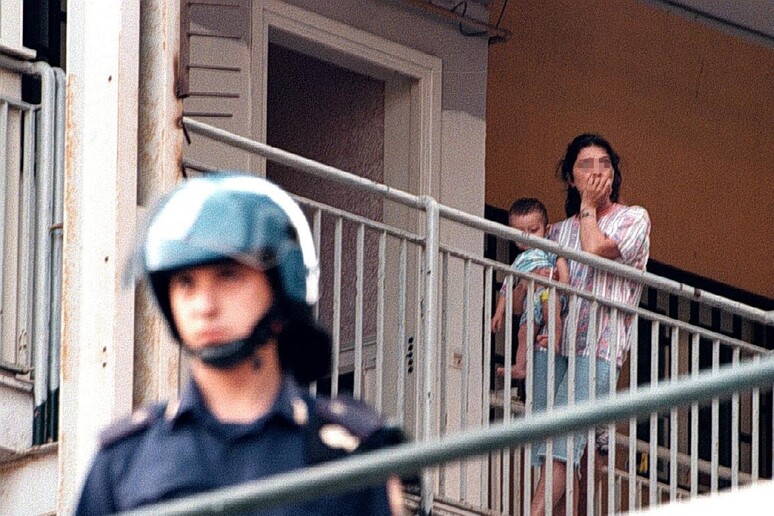 Archival photo of a young woman and child in a squat in Italy -     ALL RIGHTS RESERVED