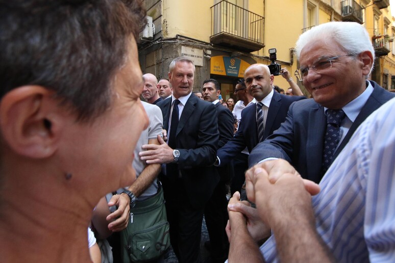 Mattarella a Napoli: folla lo acclama, "Viva presidente" - RIPRODUZIONE RISERVATA
