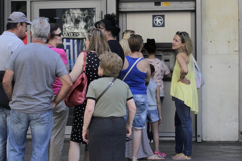 Una fila ad un bancomat di Atene: risale a giugno quando si temeva  'Grexit ' - RIPRODUZIONE RISERVATA