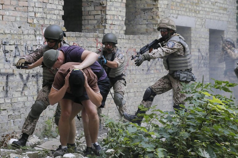 Esercitazione anti-terrorismo a Kiev © ANSA/EPA