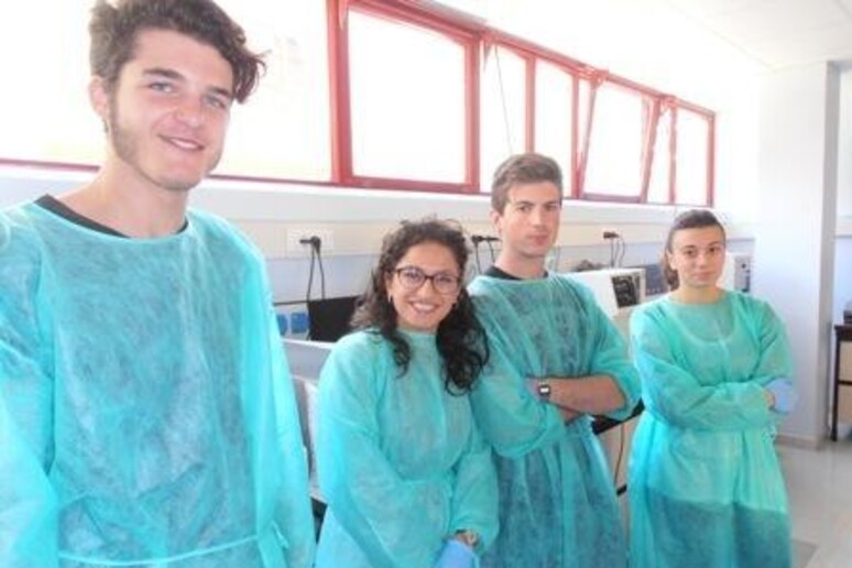 L 'Aquila - i quattro liceali nel laboratorio del San Salvatore - RIPRODUZIONE RISERVATA
