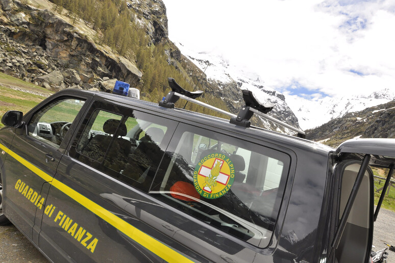 Forze ordine: Aosta, soccorso alpino guardia di finanza (unit?? cinofila) - RIPRODUZIONE RISERVATA