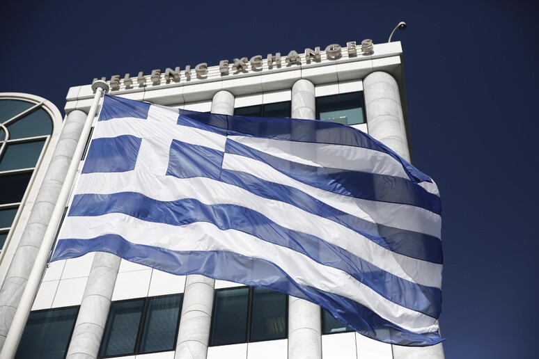 La bandiera della Grecia davanti al palazzo della Borsa ellenica © ANSA/AP