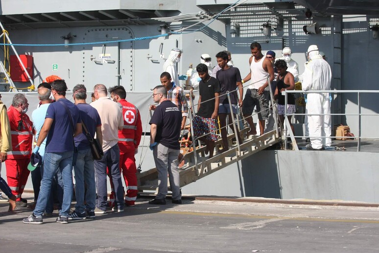 L 'arrivo della nave con i superstiti del naufragio a largo della Libia nel porto di Palermo, 6 agosto 2015 - RIPRODUZIONE RISERVATA