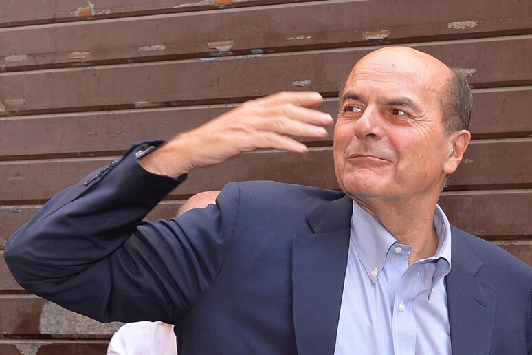 L 'ex segretario del Pd Pierluigi Bersani arriva alla sede del Pd in occasione della direzione nazionale a Roma lo scorso 7 agosto - RIPRODUZIONE RISERVATA
