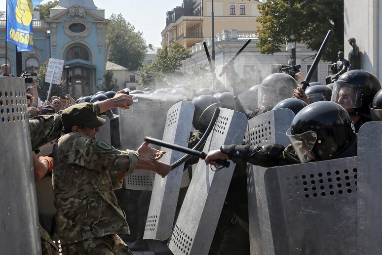 Ucraina: scontri Kiev, muore un 'altra guardia © ANSA/EPA