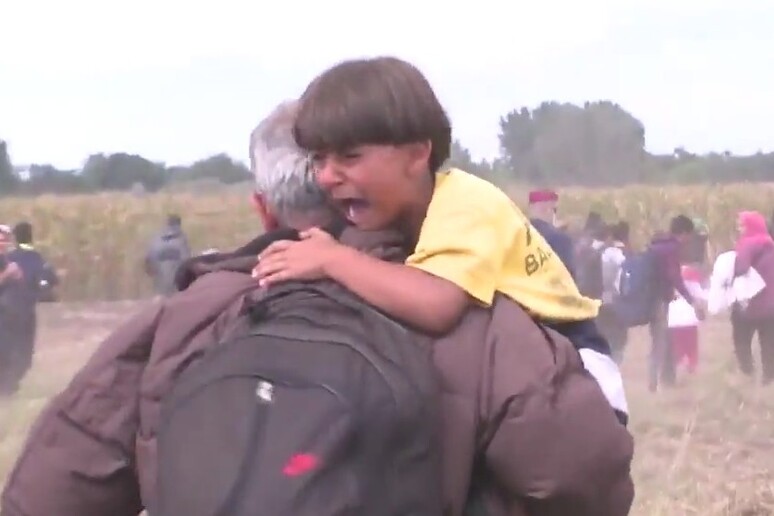 Il pianto del bambino dopo lo sgambetto della reporter (da Youtube) - RIPRODUZIONE RISERVATA
