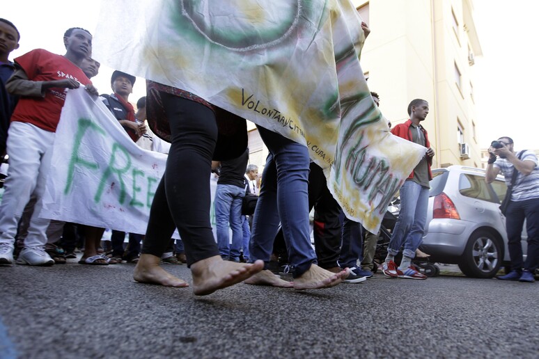 Barefoot protestors © ANSA/AP