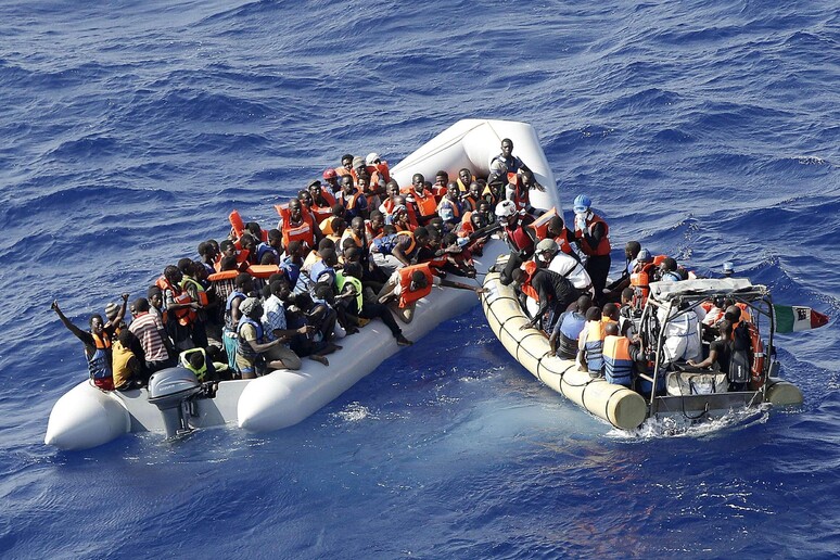 Un momento dell 'operazione di soccorso di migranti di origine subsahariana a bordo di un gommone da parte della nave  ' 'Comandante Bettica ' ' della Marina Militare. 15 Settembre 2015. ANSA/ GIUSEPPE LAMI - RIPRODUZIONE RISERVATA