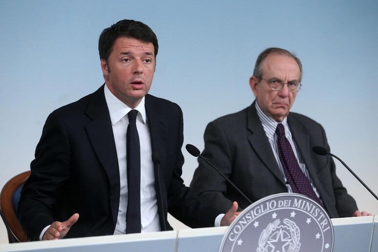 Matteo Renzi e Pier Carlo Padoan - RIPRODUZIONE RISERVATA