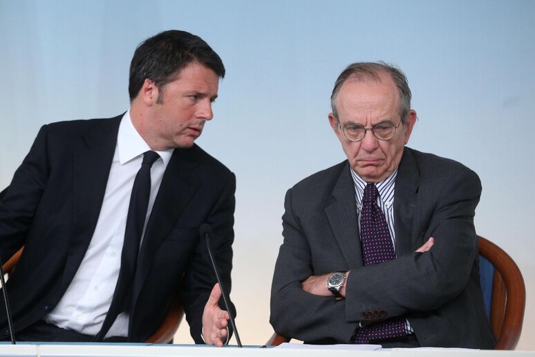 Il premier Matteo Renzi (s) e il ministro dell 'Economia Pier Carlo Padoan - RIPRODUZIONE RISERVATA