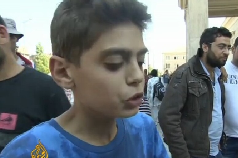 Il ragazzino siriano, in un frame dal video su Al Jazeera - RIPRODUZIONE RISERVATA