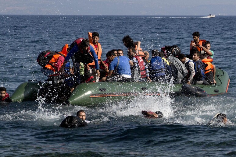 Il salvataggio di alcuni migranti di un barcone affondato a Lesbo (archivio) © ANSA/AP
