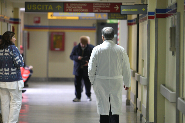 Un  corridoio dell ' ospedale Lotti di Pontedera (archivio) - RIPRODUZIONE RISERVATA