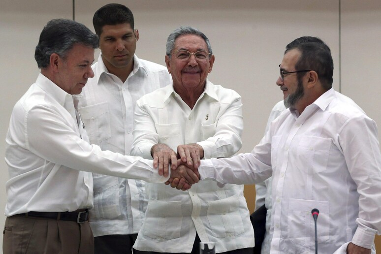 Raul Castro, Juan Manuel Santos e  'Timochenko ' © ANSA/EPA