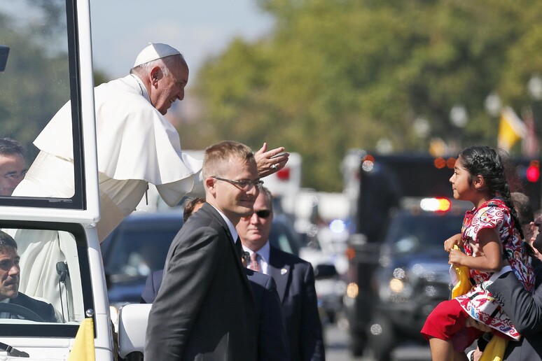 Papa Francesco riceve da Sophie Cruz la lettera © ANSA/AP